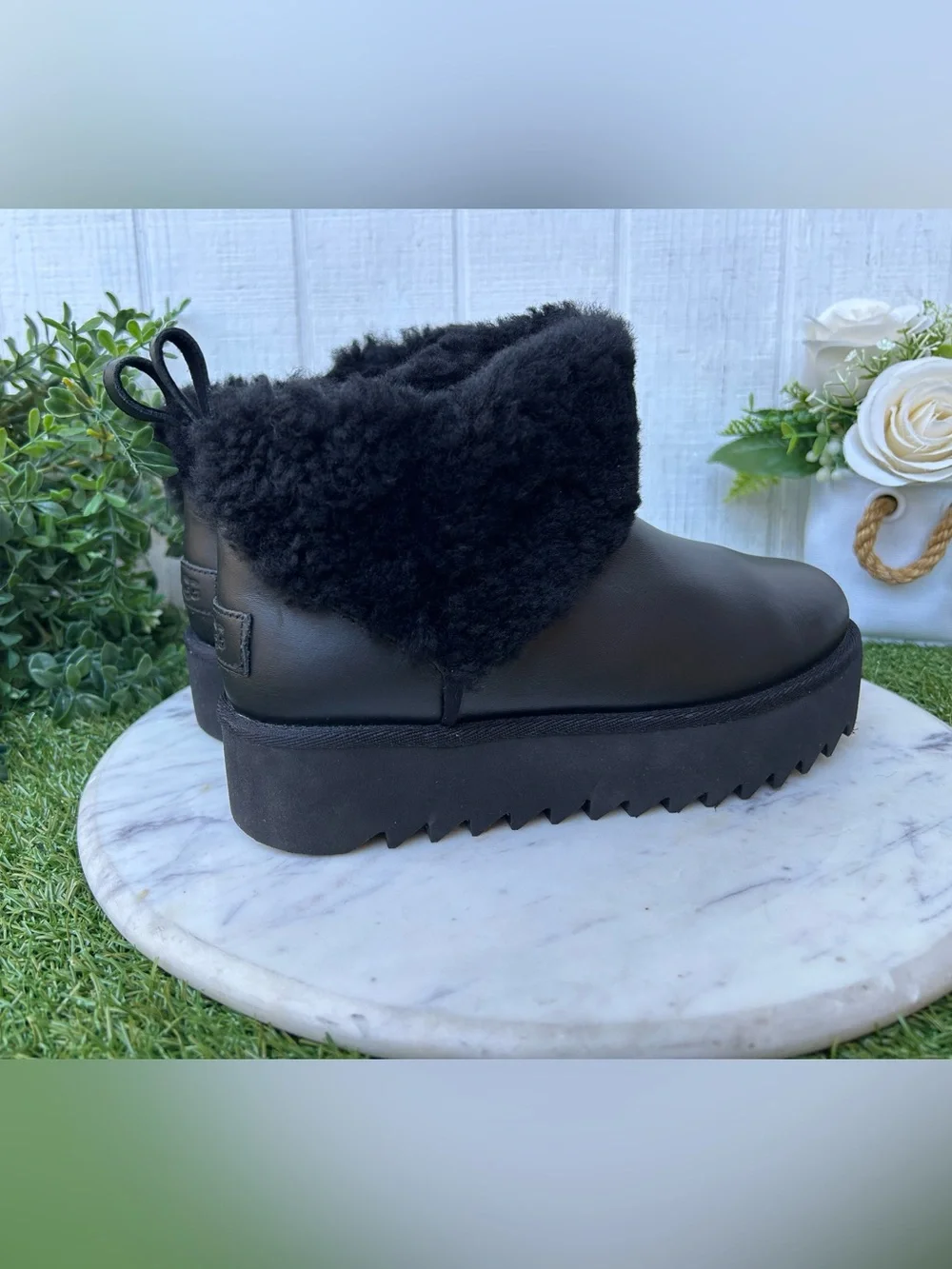 UGG Women's Black Ultra Mini Alina Bootie size 5 NEW /no box